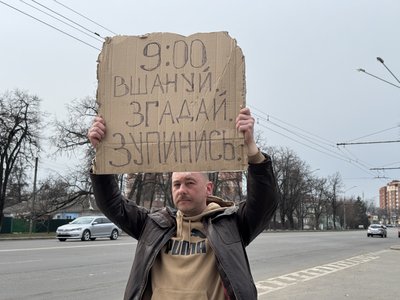 "Я все правильно роблю": у Полтаві ветеран виходить на хвилину мовчання, щоб вшанували загиблих "Я все правильно роблю": у Полтаві ветеран виходить на хвилину мовчання, щоб вшанували загиблих