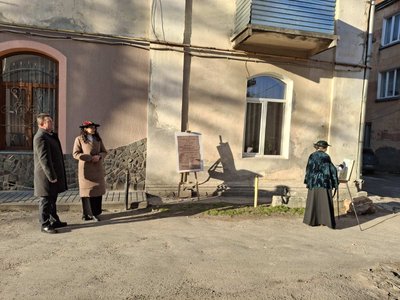 бережани, екскурсія, жінка малює, олена кульчицька бережани, екскурсія, жінка малює, олена кульчицька
