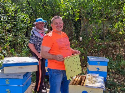 пасічник Роман Бурджанадзе бджоляр переселенець Сєвєродонецьк Луганщина мед Павлоградський район Дніпропетровська область 29 серпня 2024 рік пасічник Роман Бурджанадзе бджоляр переселенець Сєвєродонецьк Луганщина мед Павлоградський район Дніпропетровська область 29 серпня 2024 рік