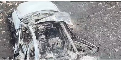 Автівка, яка згоріла після влучання трьох російських дронів поблизу Клинової-Новоселівки, 4 квітня 2026 року Автівка, яка згоріла після влучання трьох російських дронів поблизу Клинової-Новоселівки, 4 квітня 2026 року