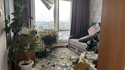 Квартира, яка зазнала пошкоджень внаслідок удару російського безпілотника по багатоповерхівці в Чугуєві Квартира, яка зазнала пошкоджень внаслідок удару російського безпілотника по багатоповерхівці в Чугуєві