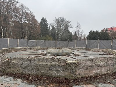 Завершити мають до кінця року: у Полтаві прибирають аварійний фонтан
