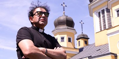 Отець Валерій Сиротюк з Чернівців, який пише техно Отець Валерій Сиротюк з Чернівців, який пише техно