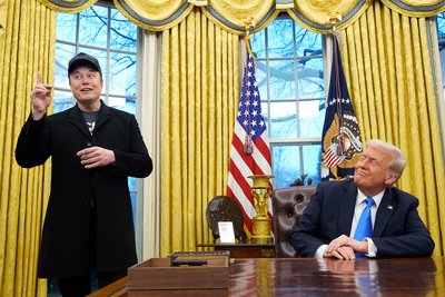 Президент США Дональд Трамп і керівник DOGE мільярдер Ілона Маск в Овальному кабінеті Білого дому Президент США Дональд Трамп і керівник DOGE мільярдер Ілона Маск в Овальному кабінеті Білого дому