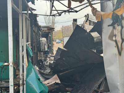 Загиблі та поранені через удар по ринку у Нікополі: що відбувається на місці події Загиблі та поранені через удар по ринку у Нікополі: що відбувається на місці події