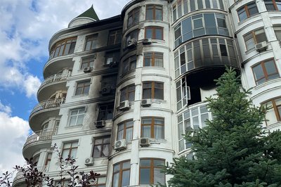 "Встигла схопити трьох дітей": дрон РФ влучив у квартиру багатоповерхівки в Одесі