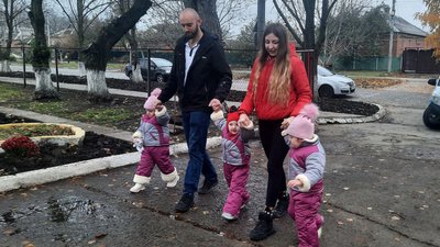 "Діти поспішайки". Історія трійні з Кіровоградщини "Діти поспішайки". Історія трійні з Кіровоградщини