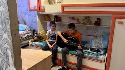 Мають трьох корів, обробляють 4 га землі та готують по 20 літрів борщу: як живе багатодітна родина Лень на Чернігівщині Мають трьох корів, обробляють 4 га землі та готують по 20 літрів борщу: як живе багатодітна родина Лень на Чернігівщині
