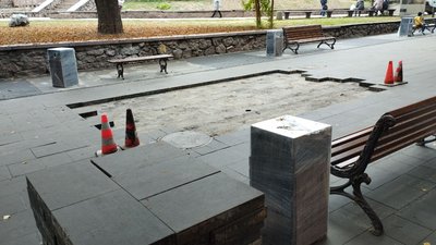 Зрушення тротуарної плитки на маршруті безбар'єрності у Кропивницькому: причина та хто виправлятиме Зрушення тротуарної плитки на маршруті безбар'єрності у Кропивницькому: причина та хто виправлятиме