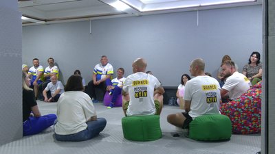 Учасників благодійного пішого марафону з Гааги до Києва зустріли у Рівному Учасників благодійного пішого марафону з Гааги до Києва зустріли у Рівному