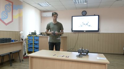 Учитель проходить підготовку, щоб викладати "Захист України" за новою програмою