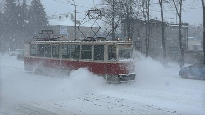 Снігопад у Дніпрі: як влада та містяни борються з негодою Снігопад у Дніпрі: як влада та містяни борються з негодою