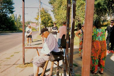 Люди очікують на зупинці громадського транспорту у Чернівцях Люди очікують на зупинці громадського транспорту у Чернівцях
