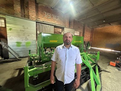 Фермер у будні, священник у вихідні: як житель Житомирщини поєднує фермерство зі служінням у чотирьох парафіях