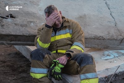 Рятувальник на місці обстрілу та розбору завалів гуртожитка у Запоріжжі, в який влучив "шахед", 30 жовтня 2025 року Рятувальник на місці обстрілу та розбору завалів гуртожитка у Запоріжжі, в який влучив "шахед", 30 жовтня 2025 року