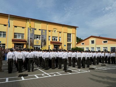 Випускний у Львівському ліцеї імені Героїв Крут Випускний у Львівському ліцеї імені Героїв Крут