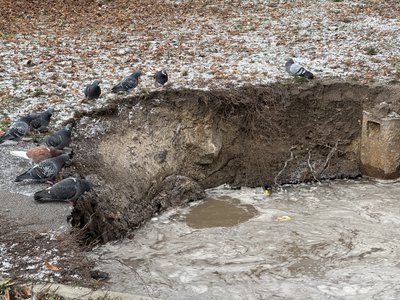 Частина полтавців скаржиться на провалля поблизу колектора на Подолі: чому не ремонтують Частина полтавців скаржиться на провалля поблизу колектора на Подолі: чому не ремонтують