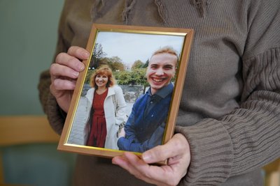 Мати загиблого військового Лариса Ковалевська тримає у руках портрет сина Мати загиблого військового Лариса Ковалевська тримає у руках портрет сина
