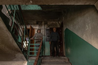пенсіонери біля своєї зруйнованої через обстріл квартири у місті Курахове Покровського району 8 жовтня 2024 року пенсіонери біля своєї зруйнованої через обстріл квартири у місті Курахове Покровського району 8 жовтня 2024 року