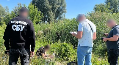 Правоохоронці затримали дівчину під час виконання завдання