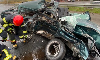 Понівечене легкове авто Понівечене легкове авто