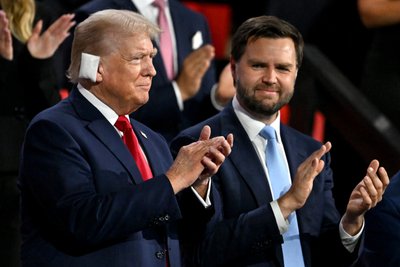 Дональд Трамп та сенатор Джей Д. Венс під час національного з’їзду Республіканської партії Дональд Трамп та сенатор Джей Д. Венс під час національного з’їзду Республіканської партії