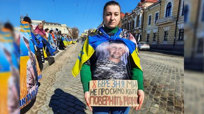 У Кропивницькому вперше розгорнули восьмиметровий банер зі світлинами полонених та зниклих бійців 57 бригади У Кропивницькому вперше розгорнули восьмиметровий банер зі світлинами полонених та зниклих бійців 57 бригади