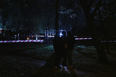 Місцеві жителі стоять біля свого багатоквартирного будинку, пошкодженого російським безпілотником, у Чернігові