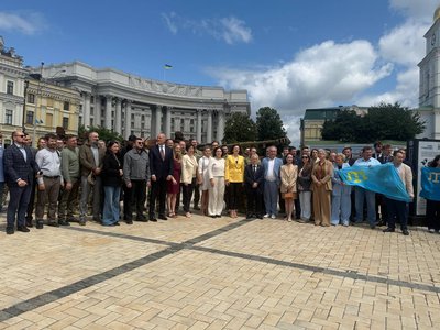 Mıhaylivska meydanında 5 ve 6 metrlik qırımtatar bayrağı açıldı Mıhaylivska meydanında 5 ve 6 metrlik qırımtatar bayrağı açıldı