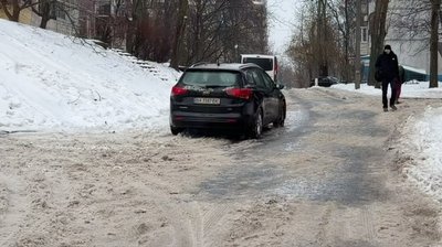 "Ідеш – дуже слизько". Дніпро бореться з ожеледецею "Ідеш – дуже слизько". Дніпро бореться з ожеледецею