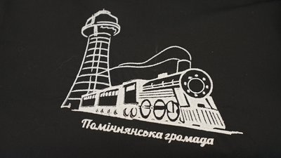 На Кіровоградщині переселенка вишиває символи громади, яка стала їй другим домом, і у такий спосіб допомагає війську На Кіровоградщині переселенка вишиває символи громади, яка стала їй другим домом, і у такий спосіб допомагає війську