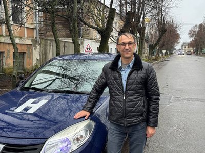 "Я олдскульний чувак" : інструктор Глухівської автошколи розповів про 15 років вчителювання "Я олдскульний чувак" : інструктор Глухівської автошколи розповів про 15 років вчителювання