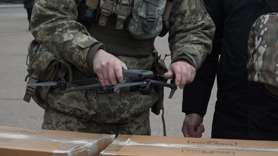 У Житомирі волонтери передали військовим ЗСУ системи для скидання боєприпасів з дронів У Житомирі волонтери передали військовим ЗСУ системи для скидання боєприпасів з дронів