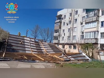 Через негоду на Одещині пошкоджені будинки та знеструмлені тисячі осель Через негоду на Одещині пошкоджені будинки та знеструмлені тисячі осель