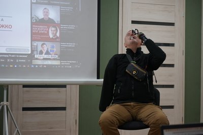 Ветеран Олександр Терещенко приймає ліки для ока Ветеран Олександр Терещенко приймає ліки для ока