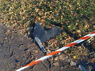 Потрощені шибки, виламані двері: у Києві уламки дронів РФ влучили у студентський гуртожиток Потрощені шибки, виламані двері: у Києві уламки дронів РФ влучили у студентський гуртожиток