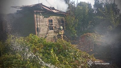 Горіло підприємство та будинок: росіяни трьома «Геранями» атакували селище в Чернігівському районі
