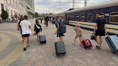 Діти, вокзал, подорож, залізниця, "Укрзалізниця" Діти, вокзал, подорож, залізниця, "Укрзалізниця"