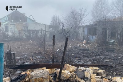 Вибило вікна, згорнулися в гармошку двері: фото наслідків нічної атаки БпЛА на Одесу Вибило вікна, згорнулися в гармошку двері: фото наслідків нічної атаки БпЛА на Одесу