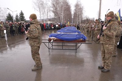 "Тут немає їхніх матерів — ми повинні були прийти": у Чернівцях поховали сімох невпізнаних бійців "Тут немає їхніх матерів — ми повинні були прийти": у Чернівцях поховали сімох невпізнаних бійців