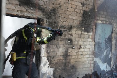 Рятувальники гасять вогонь після удару РФ по Харкову 22 жовтня 2025 року Рятувальники гасять вогонь після удару РФ по Харкову 22 жовтня 2025 року
