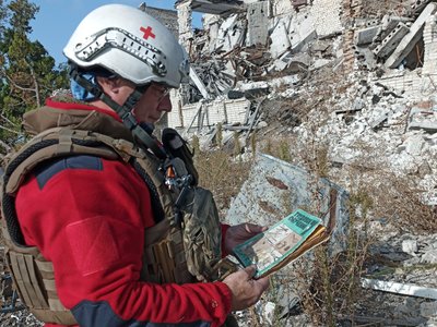 Евакуює з-під обстрілів та допомагає людям. Історія командира загону Червоного Хреста на Херсонщині Евакуює з-під обстрілів та допомагає людям. Історія командира загону Червоного Хреста на Херсонщині