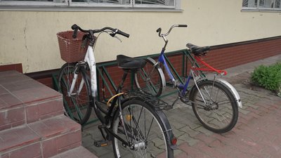 Семенівка на Чернігівщині: через дронів-ждунів заховали автівки та пересіли на велосипеди Семенівка на Чернігівщині: через дронів-ждунів заховали автівки та пересіли на велосипеди