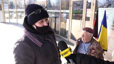 Волонтер із Херсона Григорій Янченко збирає у Житомирі гроші для ЗСУ Волонтер із Херсона Григорій Янченко збирає у Житомирі гроші для ЗСУ