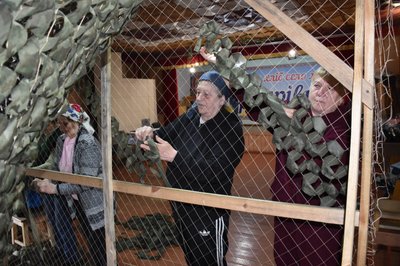 Сплели 40 000 квадратних метрів маскувальної сітки: як волонтерський гурт з Житомирщини допомагає військовим Сплели 40 000 квадратних метрів маскувальної сітки: як волонтерський гурт з Житомирщини допомагає військовим