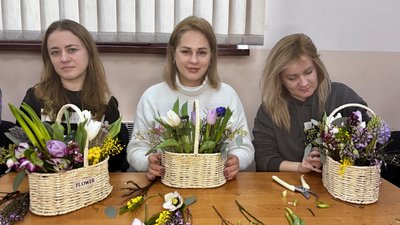 У Мукачеві провели квітотерапію для дружин і матерів військових У Мукачеві провели квітотерапію для дружин і матерів військових