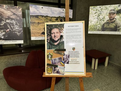 "Зробити світлину, що зупинить війну". У Сумах відкрилась виставка фотографій військових "Зробити світлину, що зупинить війну". У Сумах відкрилась виставка фотографій військових