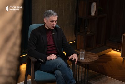 Колишній міністр закордонних справ України та колишній посол у Великій Британії Вадим Пристайко під час інтервʼю Суспільному, Київ, 13 січня 2026 року Колишній міністр закордонних справ України та колишній посол у Великій Британії Вадим Пристайко під час інтервʼю Суспільному, Київ, 13 січня 2026 року