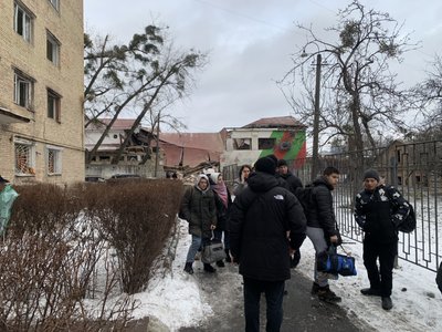 Пошкоджені будинки та тренувальний комплекс "Укрзалізниці": що відомо про ракетну атаку на Київ Пошкоджені будинки та тренувальний комплекс "Укрзалізниці": що відомо про ракетну атаку на Київ