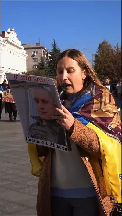 Ірина на акції із закликом до людей щодо підтримки полонених та зниклих безвісти Ірина на акції із закликом до людей щодо підтримки полонених та зниклих безвісти